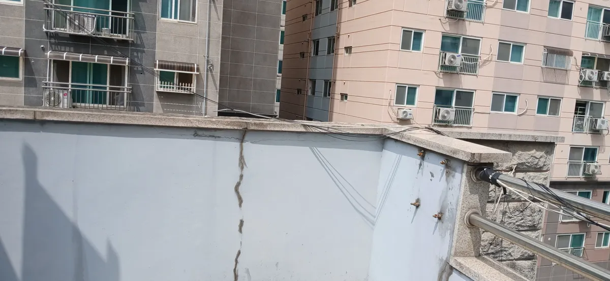 파고라 난간 벽체 상단 균열 후레싱 시공 이전 옥상 현장