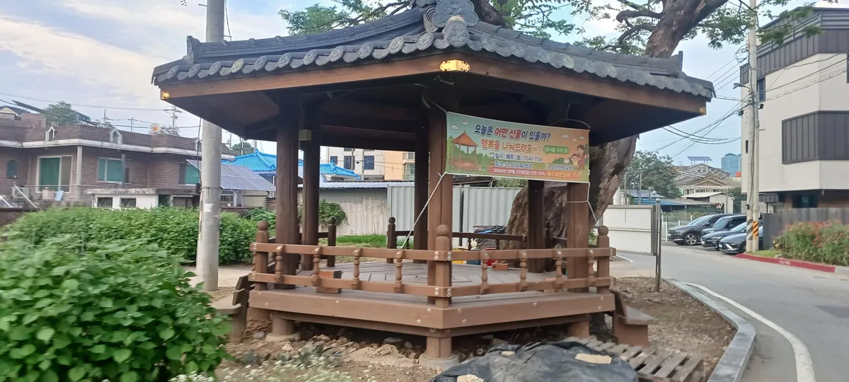 길가 육각 정자형 파고라 기둥 난간 보수 이전 전경