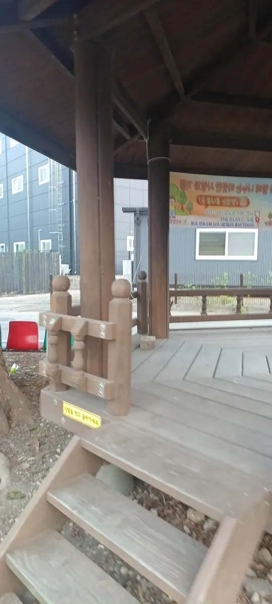 육각 파고라 출입 계단 디딤판과 난간 기둥 하단 고정 상태 점검 모습