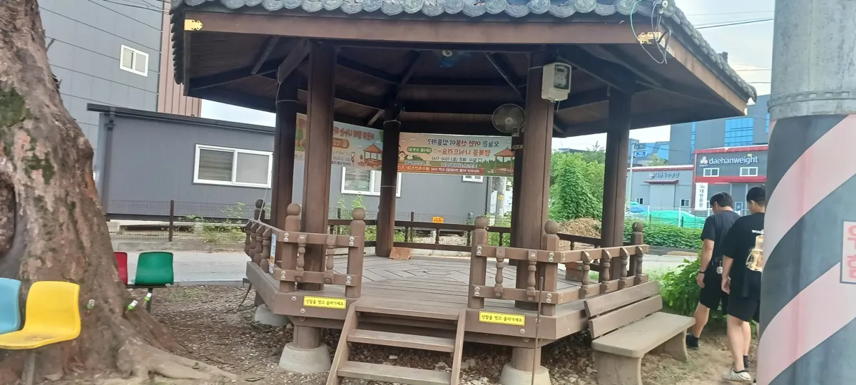 육각 정자형 파고라 전경, 철거 범위와 보수 범위를 비교해 판단하는 현장